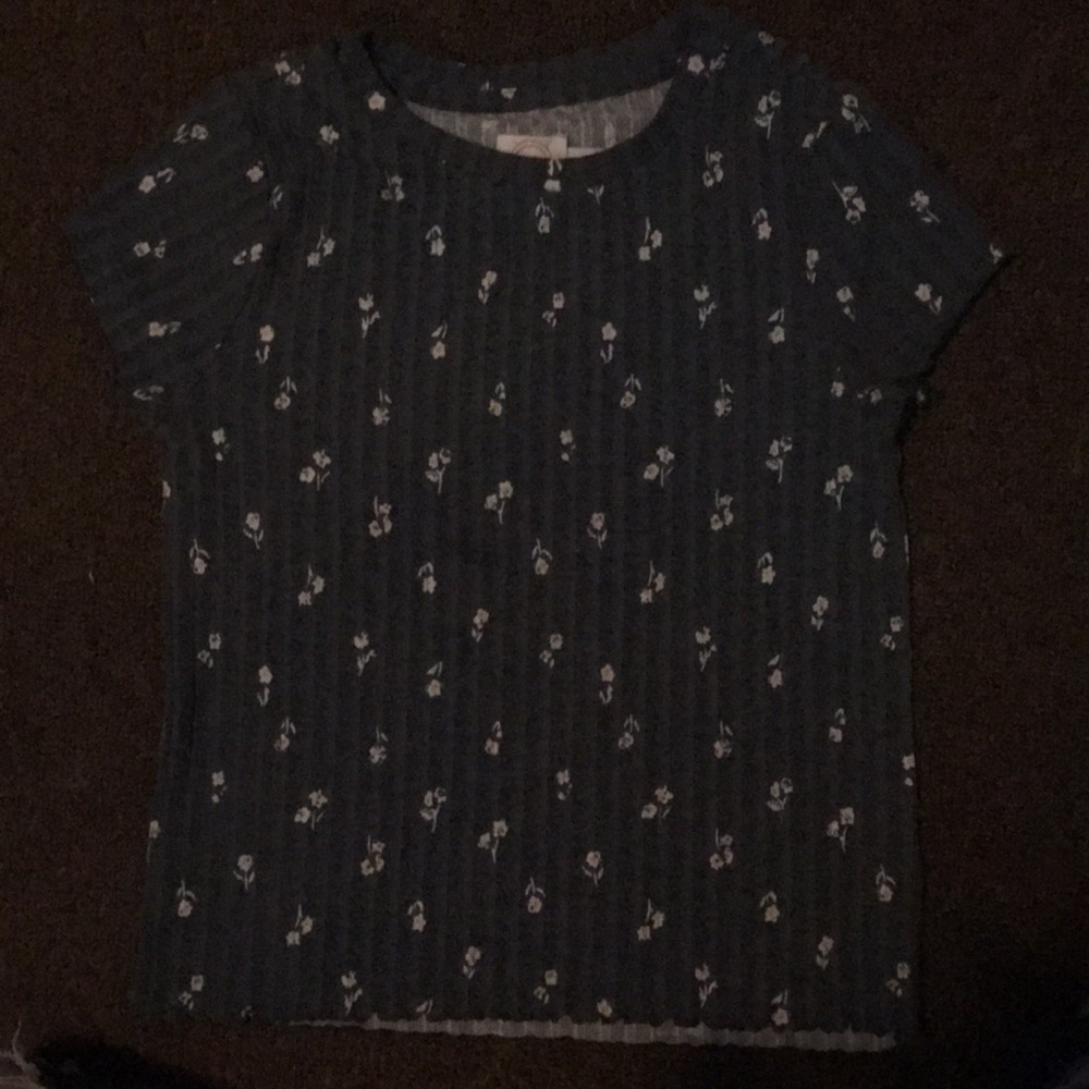I am selling a grey shirt with flowers and it’s a size 7-8